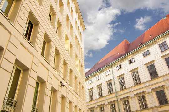 Sch&ouml;ne historische Geb&auml;ude in der Schauflergasse in Wien