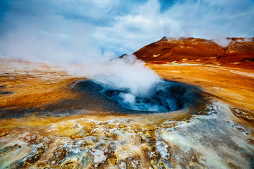 Onheilspellend uitzicht geothermisch gebied Hverir (Hverarond). Locatie plaats Lake Myvatn, Krafla, IJsland, Europa.