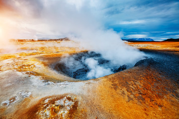 Onheilspellend uitzicht geothermisch gebied Hverir (Hverarond). Locatie plaats Lake Myvatn, Krafla, IJsland, Europa.