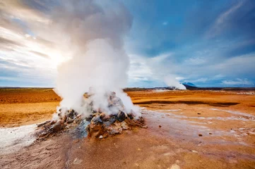 Papier Peint photo Volcan Vue sinistre zone géothermique Hverir (Hverarond). Lieu Lieu Lac Myvatn, Krafla, Islande, Europe.