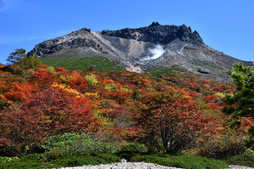 栃木県那須郡那須町　秋の茶臼岳　姥ケ平からの紅葉