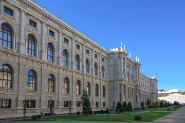 Fototapeta na wymiar Historisches Gebäude am Burgring in Wien