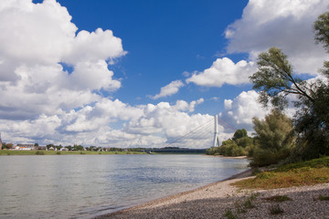 Rheinufer im Süden von Düsseldorf