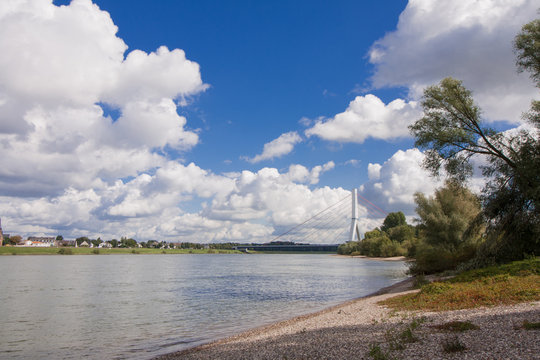 Rheinufer im S&uuml;den von D&uuml;sseldorf