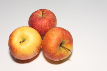Apple isoliert auf weiss