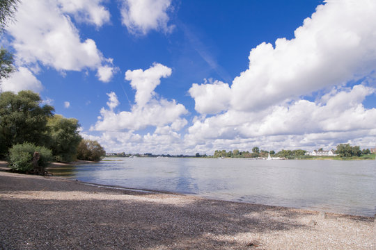 Rheinufer im S&uuml;den von D&uuml;sseldorf