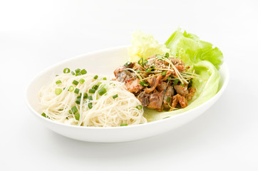 油そーめんとさば缶のキムチ和え