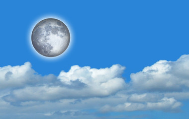 Cielo, luna y nubes