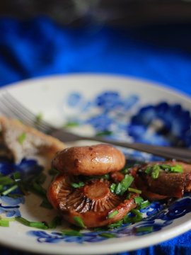 Smażone na maśle rydze na tradycyjnej polskiej ceramice 