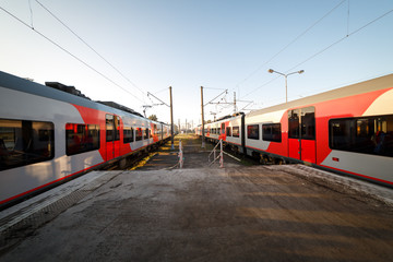 Naklejka premium Поезда на привокзальном перроне