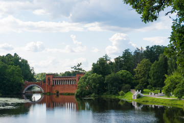 Obraz premium View of the pond and the old bridge in the Manor of Marfino, Russia.