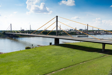 Luftbild Autobahn Brücke führt über den Fluss