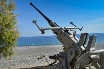 artillery piece of the Second World War in front of the ocean