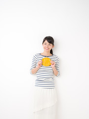 財布を持つ女性