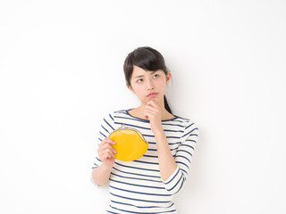 財布を持って悩む女性