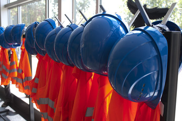 blaue Helme und orangene Warnwesten in einem ehemaligen Industriebetrieb in Bochum