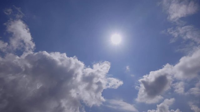 青空と太陽、流れる雲を4Kでのタイムラプス撮影をしました。重厚な雲の流れに輝く太陽、綺麗な青空が特徴的です。