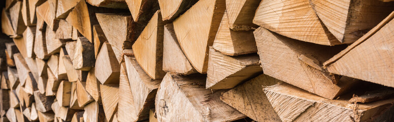 Holz auf Stapel als Panorama - Brennholz geschnitten
