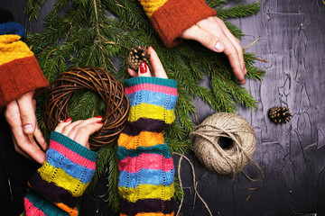 Obraz premium A man and a woman together decorate the house for the new year