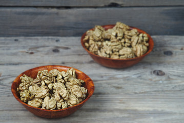 Walnut kernels in brown bowls