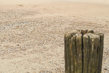 Alter Holzpfahl am Strand 