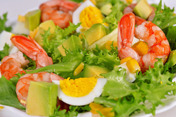 Salad with shrimps and avocado
