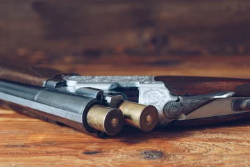 Papier Peint photo Lavable Chasser Fusil de chasse ouvert isolé sur fond de bois