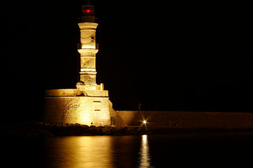 Obraz na płótnie Canvas Leuchtturm bei Nacht in Chania auf der griechischen Insel Krete