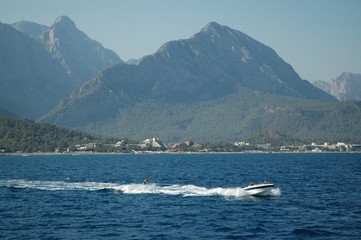Obraz premium ski nautique au large des côtes d'Antalya
