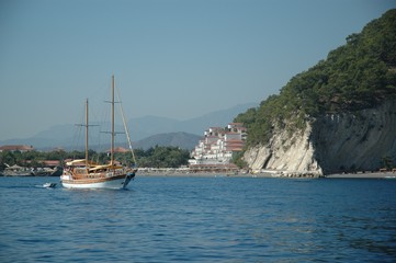 Fototapeta na wymiar Voiliers traditionnels navigant sur les côtes d'Antalya