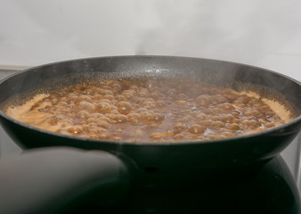 Kochende Sauce in der Pfanne 