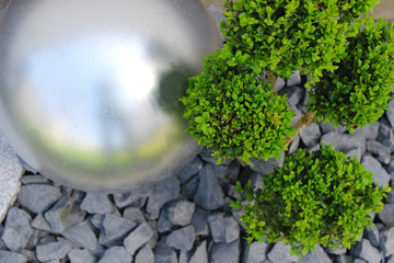 Moderne Gartengestaltung mit Stein, Granit uns Buchsbaum