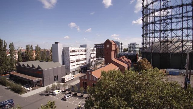 Flug &uuml;ber  B&uuml;rohaus und Stra&szlig;e
Luftaufnahme, Kamera Flug am Gasometer