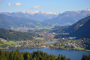 Fototapeta na wymiar Blick auf die Oberstdorfer Berge mit dem Alpsee im Vordergrund