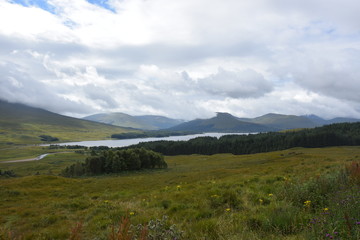 Fototapeta na wymiar Schottisches Hochland mit See und Berge