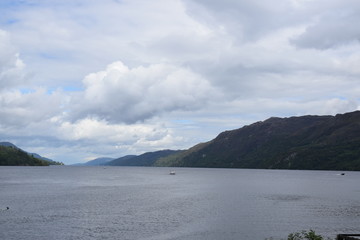 Schottisches Hochland mit See und Berge