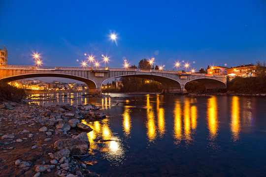 ponte su un fiume fot notturna, fiume sull adige