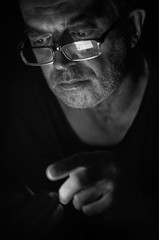 An elderly man with a smartphone.