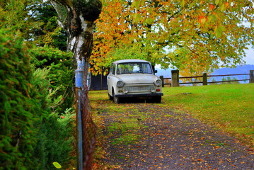 Samoch&oacute;d osobowy w jesiennej scenerii