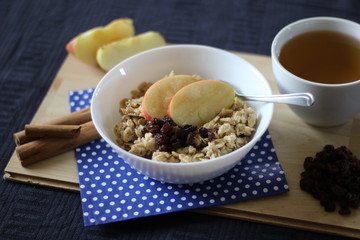 Porridge with raisins, cinnamon and apple
