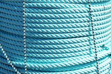 Türkisfarbenes Seil auf der Rolle