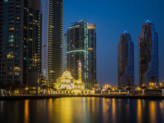 Fototapeta na wymiar Dubai marina mosque at night