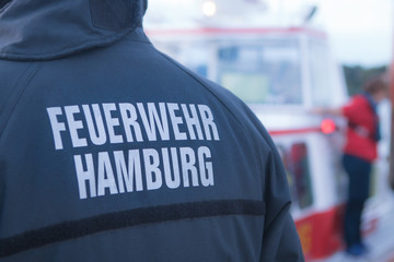Feuerwehrmann - Blick &uuml;ber die Schulter