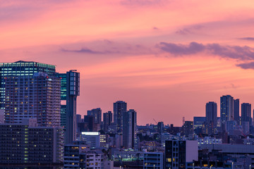 Naklejka premium Wieczorny krajobraz miasta