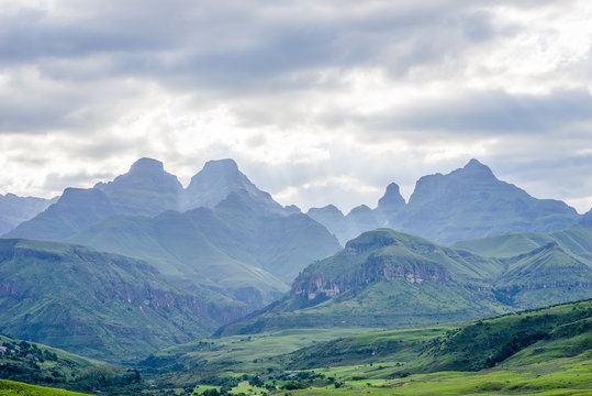 S&uuml;dafrika, KwaZulu-Natal, Giants Castle Game Reserve, Farbaufnahme des Cathedral Peak in den Drakensbergen