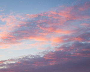 Obraz premium Spokojny chmura scape na tle zachodu słońca nieba