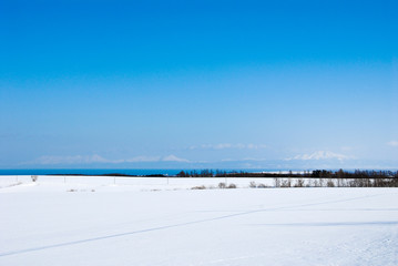 オホーツク海越しに見る冬の知床連山（北海道）