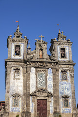 Fototapeta na wymiar Church of Saint Ildefonso on Batalha Square in Porto