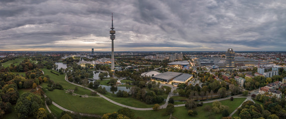 Abendstimmung über dem Olympiapark von München mit dem Olympiaturm im Herbst zum...