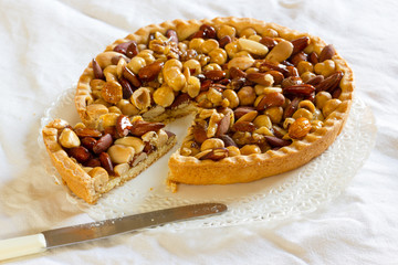 Tart with almonds and hazelnuts